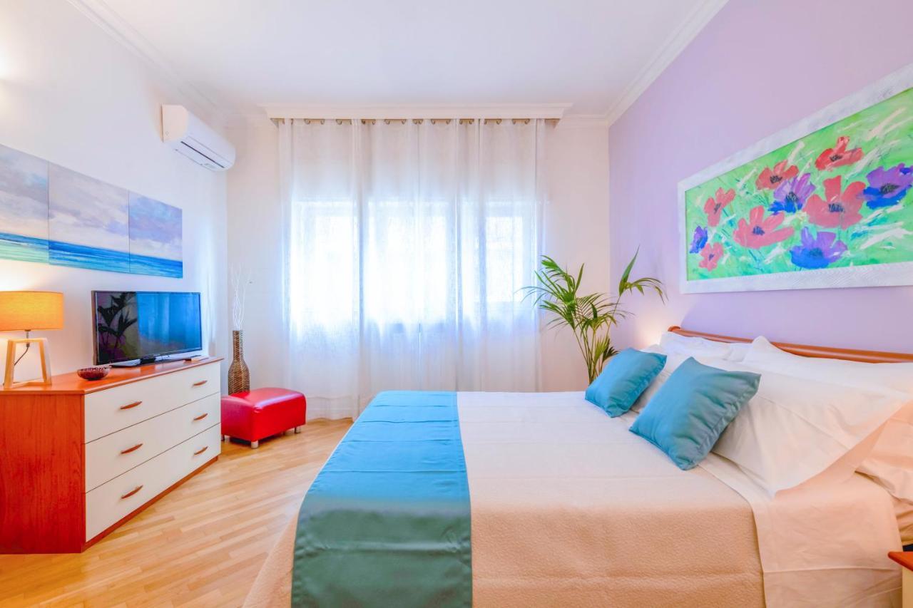 Modern Apartment To Relax In The City Center Bari Buitenkant foto